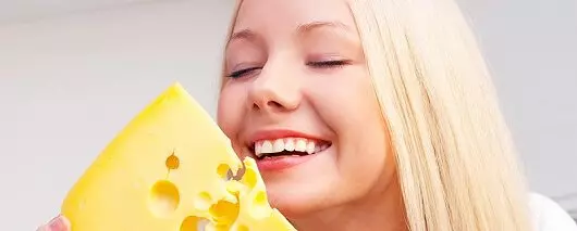 Девушка с сыром